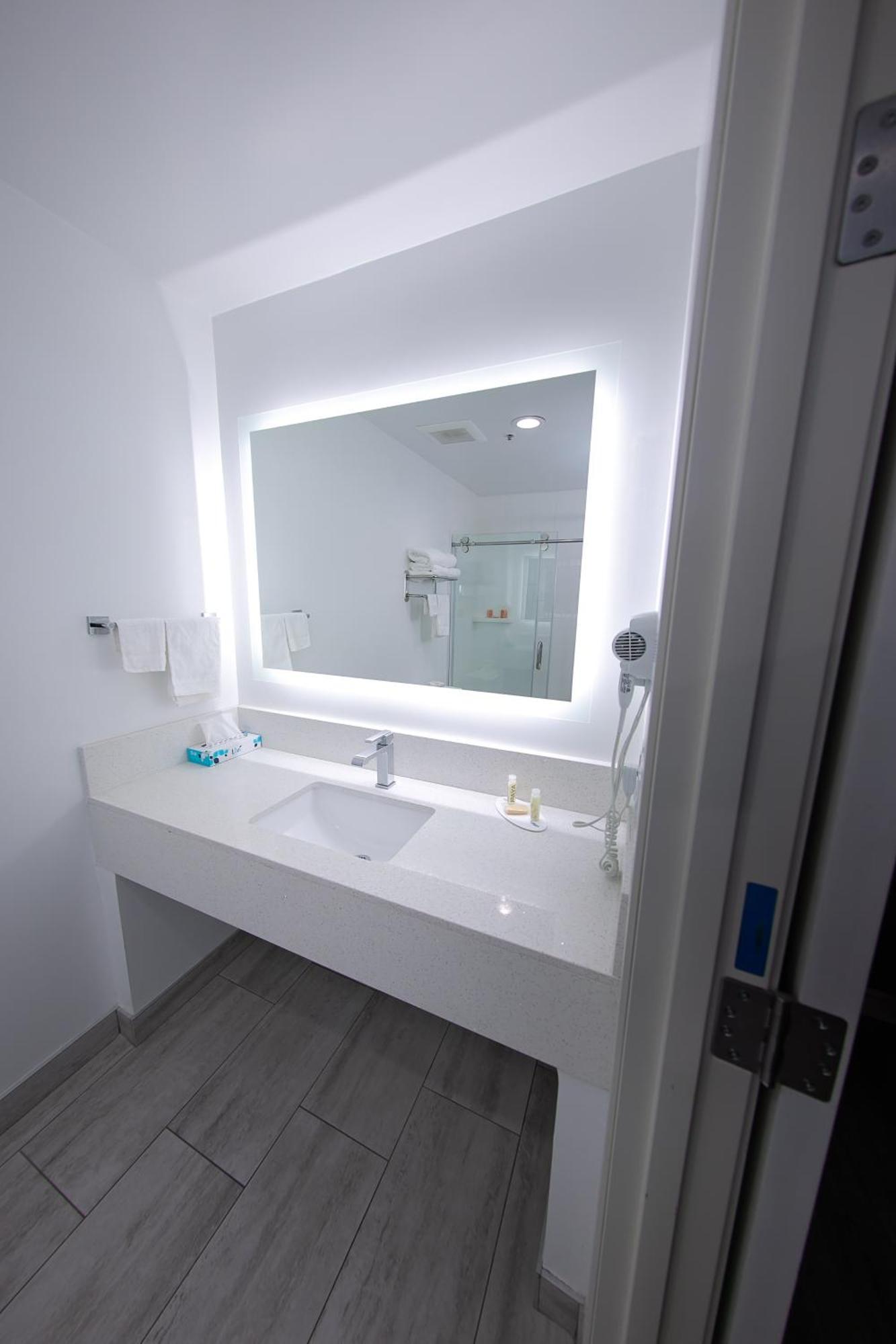 Travelodge Inn & Suites By Wyndham West Covina Bilik gambar